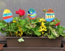 Velikonoční zápichy a ozdoba na dveře - kartonové vejce